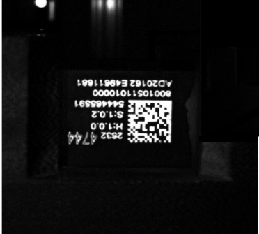 固定工業條碼掃描器讀取汽車雷達表面的QR碼